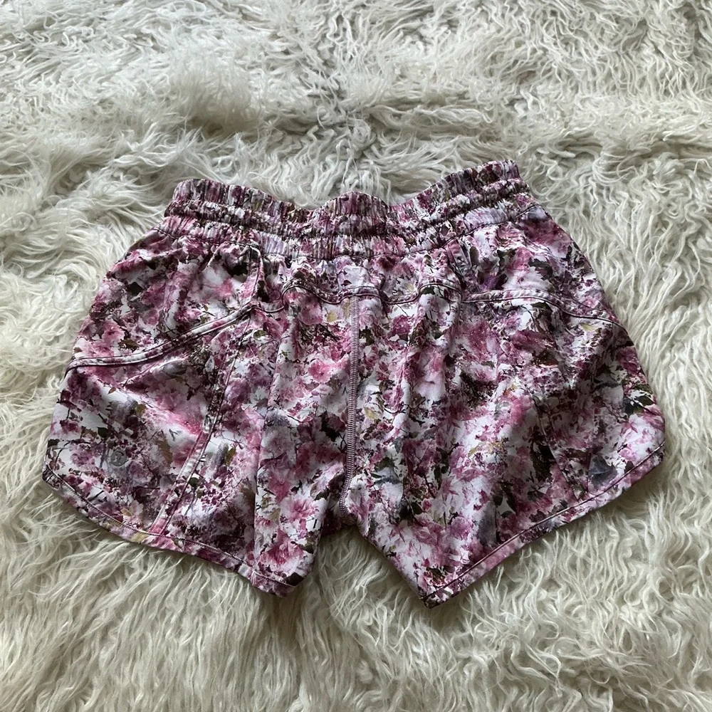 Lululemon Tracker Short V *4"‎ Blossom Spritz Multi - Picture 4 of 5